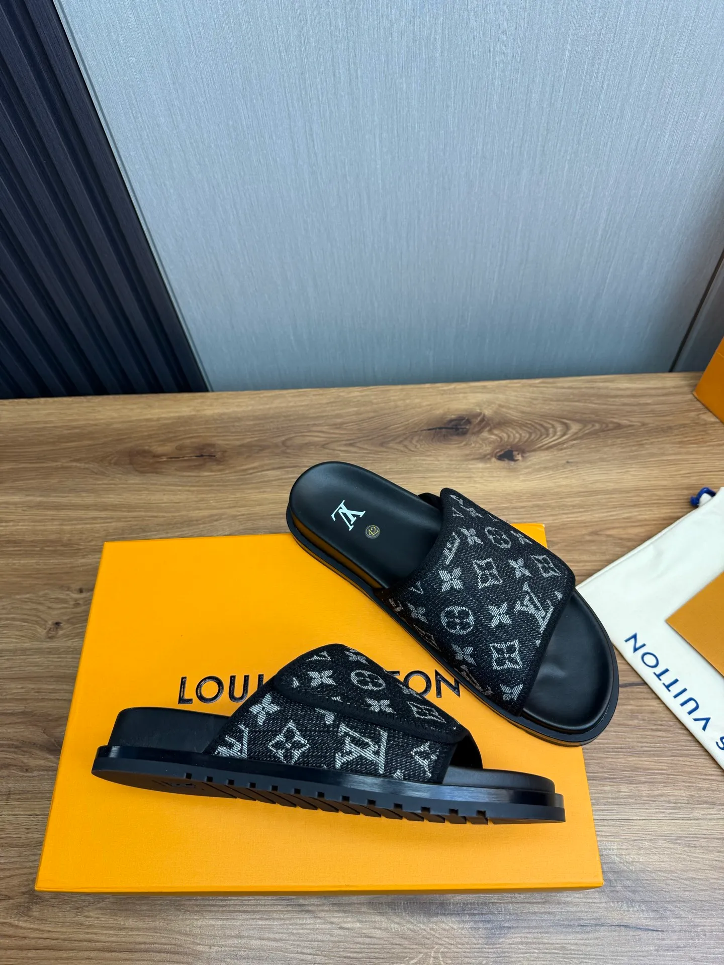 Men's shoes 💰320💰 Lv. hot selling men's slippers 🔥 🩴Official website one to one production 38-45 sizes 45 46 🉑️Customized!